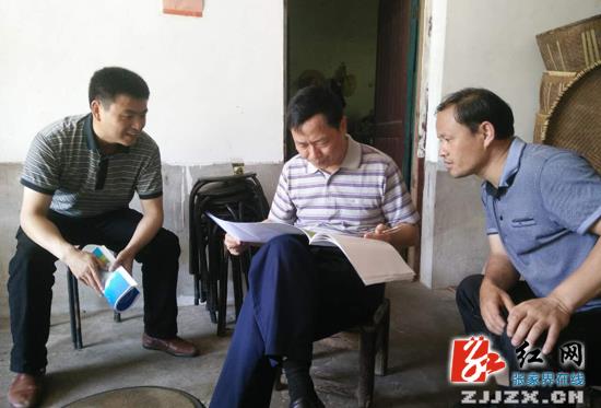 慈利：邱初开深入大山调研精准扶贫工作