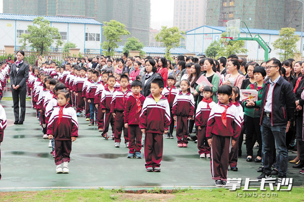 家长参与孩子们的升旗仪式。 长沙晚报记者 王娜 摄