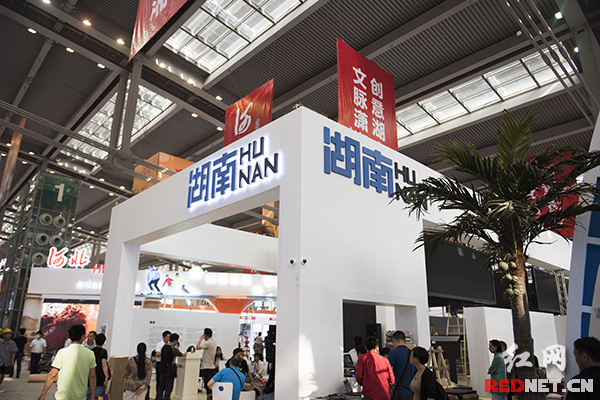 5月11日下午，在深圳会展中心内，湖南展团主展馆外形结构简洁大气的简单几何造型展厅，让人眼前一亮。