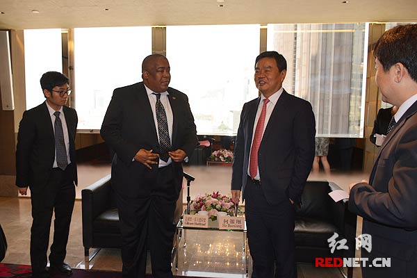 湖南省副省长何报翔（右二）会见苏里南财政部部长盖尔默.霍夫德拉德（左二）一行时，对苏里南住房工业化项目进行交流。