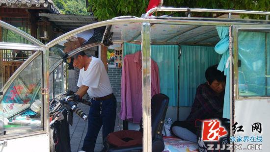 自制迷你“房车”走天涯 河北老汉和老伴向往张家界