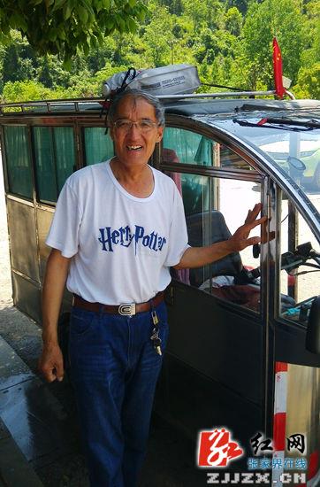 自制迷你“房车”走天涯 河北老汉和老伴向往张家界