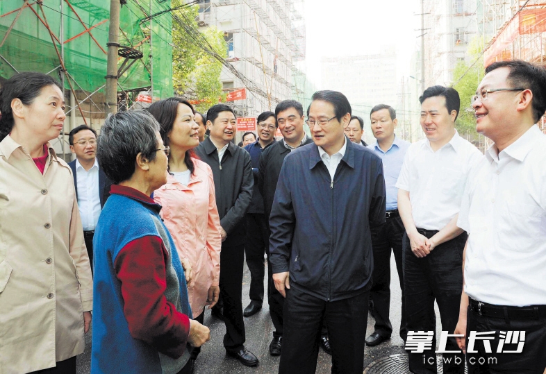 　　昨日，省委常委、市委书记易炼红在陈家湖社区向当地居民了解社区综合提质改造方面的意见与建议。　　长沙晚报记者周柏平 摄