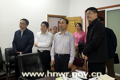 湖南省人大常委会副主任陈君文（前左三）在省水利厅党组书记、厅长詹晓安（左一）的陪同下在省防办视察