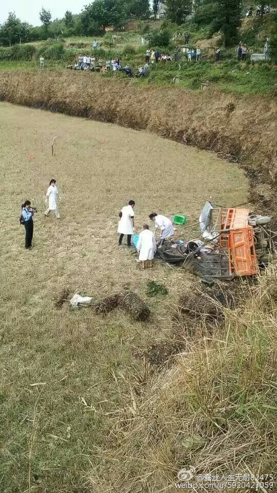 广西隆林一三轮车侧翻 已致8人死亡4人受伤