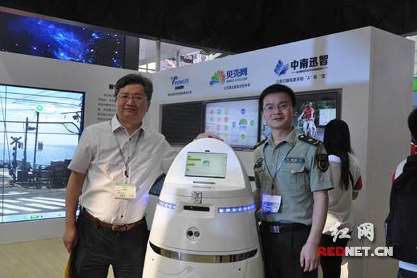 5月12日，湖南教育出版社携教育安保机器人亮相深圳文博会湖南馆综合馆。