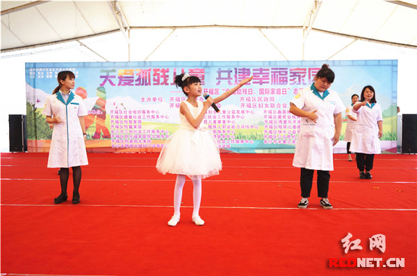 5月12日，长沙市开福区启动“关爱孤残儿童共建幸福家园”助残志愿服务活动，失明的小女孩和医疗志愿者带来歌舞表演《最好的未来》。