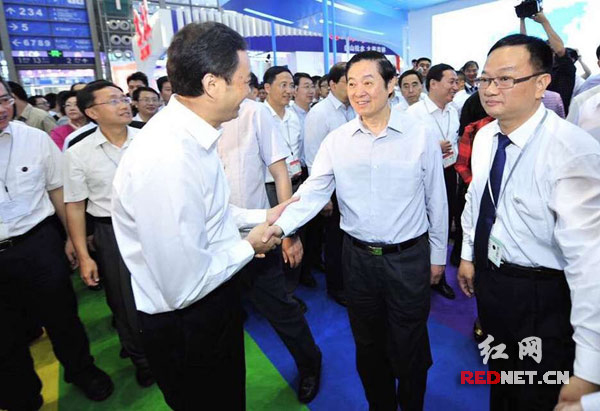 中共中央政治局委员、中宣部部长刘奇葆（前左二）来到湖南馆。摄影 杨杨