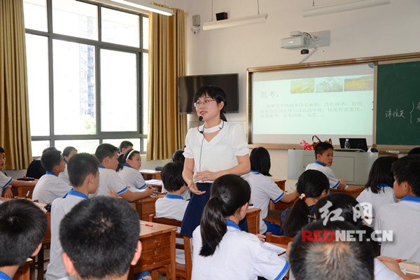 沅丰坝中学的唐丹老师展示获奖的初中语文课程。