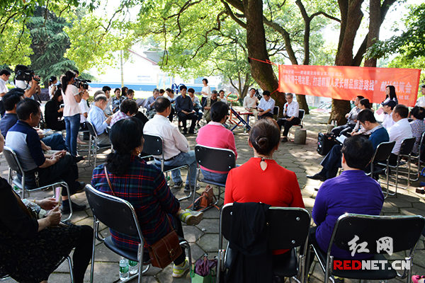 5月12日下午，关于建设柳子明故居的献计献策座谈会在湖南农大校园内召开。柳子明的儿子、湖南大学教授柳展辉谈与父亲生前的故事。
