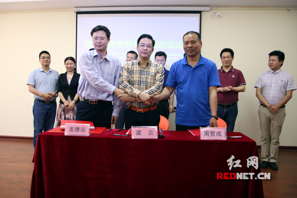 图：湖南金领玮业与永州市江华瑶族自治县人社局、浏阳市淳口镇枫林村签订协议。
