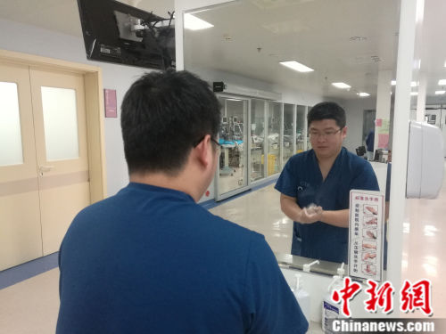 首都医科大学附属北京朝阳医院护士张新明 张尼 摄