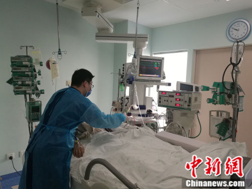 在同事眼中，张新明是个“暖男”，为病人做清洁护理时十分细心，得到了很多病人和家属的认可。 张尼 摄