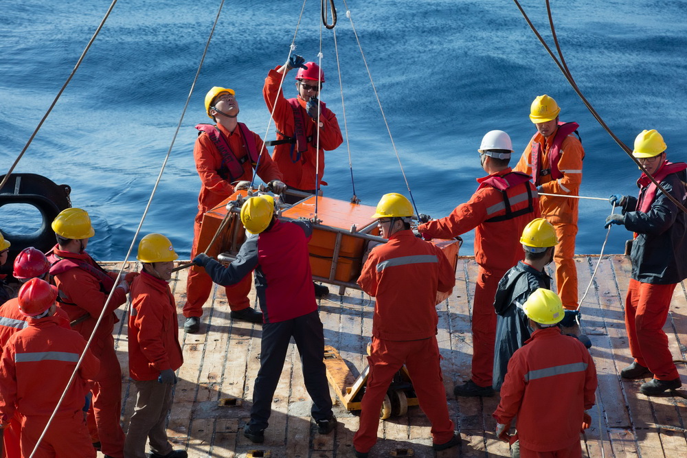 5月11日，科考队员将深海水体原位微生物培养系统回收上船。新华社记者 金立旺 摄