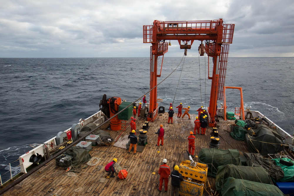 5月11日，科考队员将深海水体原位微生物培养系统回收上船。 新华社记者 金立旺 摄