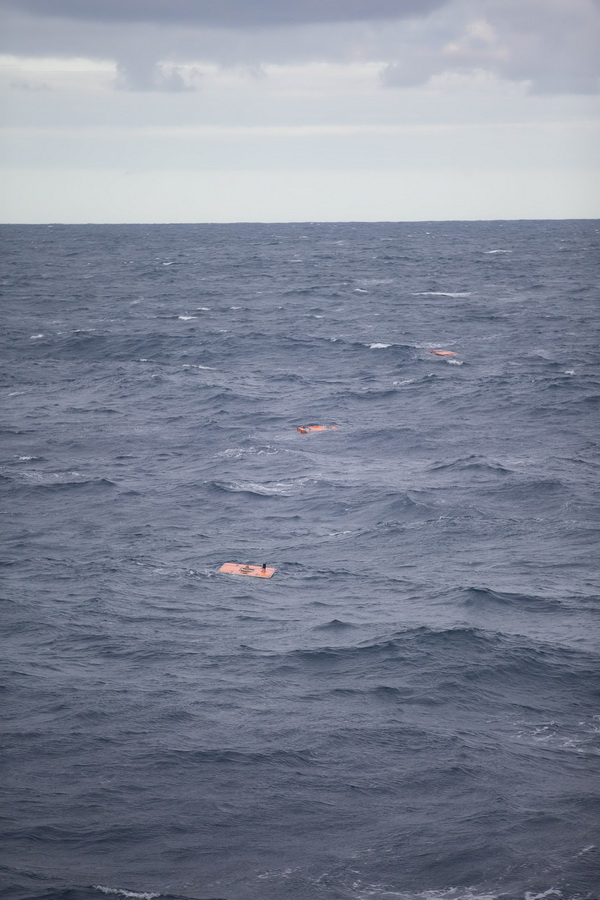 5月11日拍摄的漂浮在洋面上的深海水体原位微生物培养系统。  新华社记者 金立旺 摄