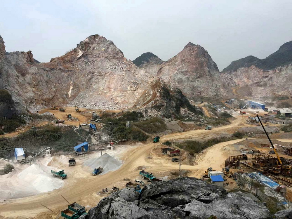 桂林漓江流域的一家采石场疯狂采石的场景（3月14日摄）。新华社记者 刘宏宇 摄