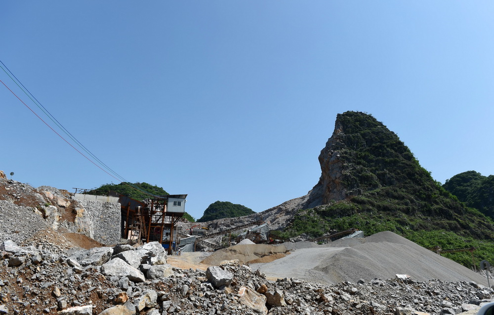桂林市阳朔县葡萄镇境内一家采石场（5月10日摄）。这家采石场在22家被取缔的采石场名单之内。 新华社记者 陆波岸 摄