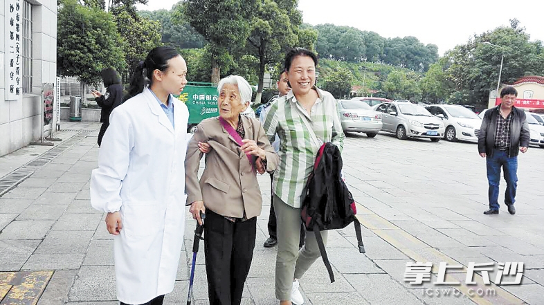 前日，105岁老人从北京来长沙看望羁押在看守所的孙子。在民警联系下，老人的女儿赶过来接老人。长沙晚报通讯员 赵争 摄