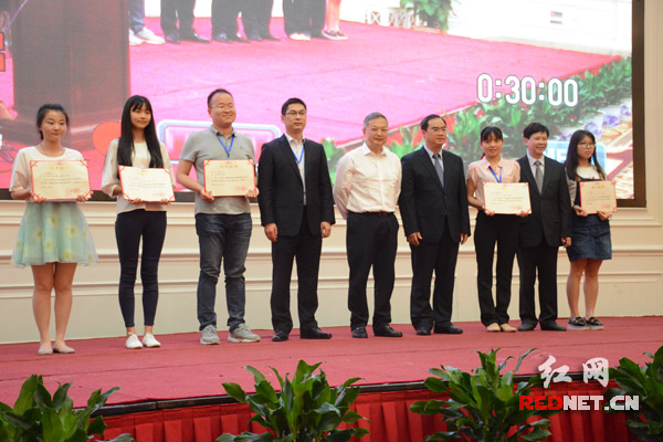 王柯敏（中）、肖祥清（右四）等领导为“艾华杯·第一届海峡两岸大学生专利布局分析大赛”获奖选手颁奖。