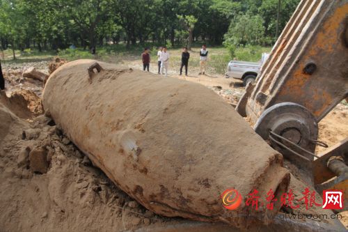 挖掘机一铲子下去挖出了这么个大铁家伙