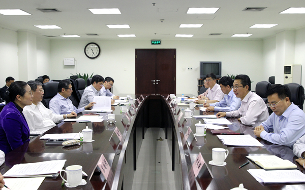申长雨（右二）与中共上海市委副书记、市人民政府市长杨雄举行会谈