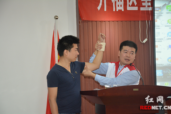 长沙市红十字会救护处处长姜新任给志愿者们上了一堂生动的急救课。