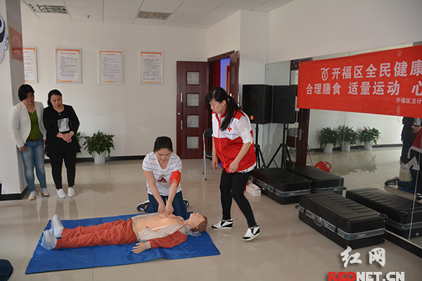 社区急救小分队的志愿者们学习心肺复苏、出血包扎、老年人常见病急救处理等救护操作。