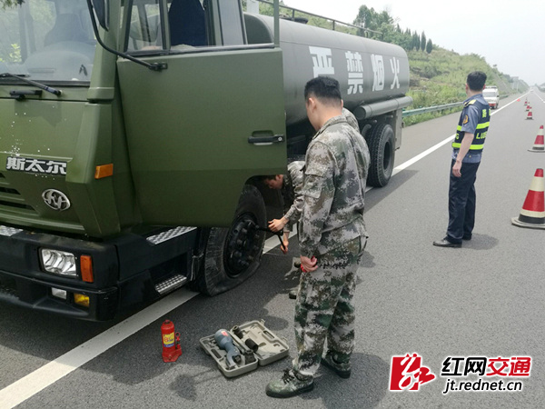5月11日,一辆油罐车在长韶娄高速行驶中发生车胎漏气,在娄底北路政中队两位执法人员的帮助下,事故得到妥善处理。