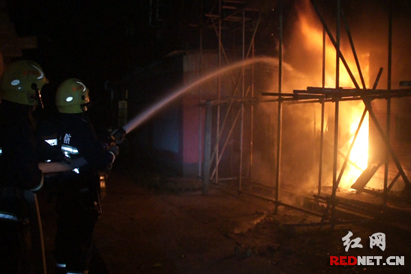 株洲一居民家中深夜起火 家中物品基本被烧毁