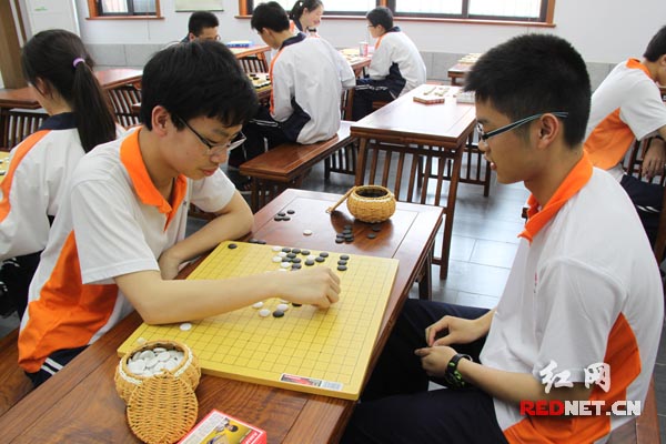 国学馆内学生们在围棋对弈。