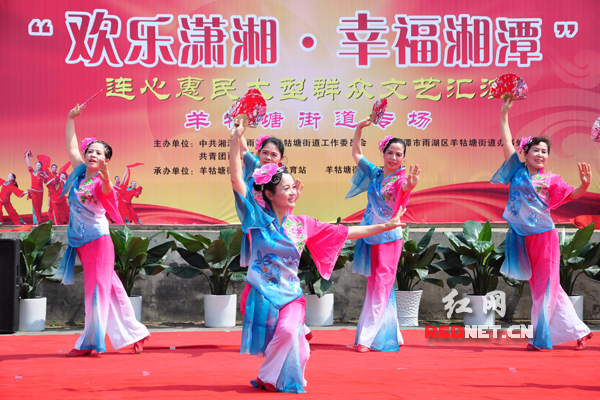 精彩的扇子舞引来阵阵掌声。