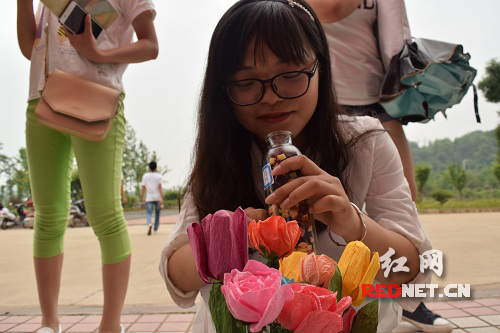 学生在挑选物品 谢少君 摄