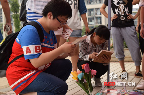 学生在挑选物品 谢少君 摄