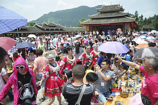 5月14日（农历四月初八），邵阳绥宁苗族“四月八姑娘节”在绥宁县关峡苗族乡花园阁苗寨开幕。