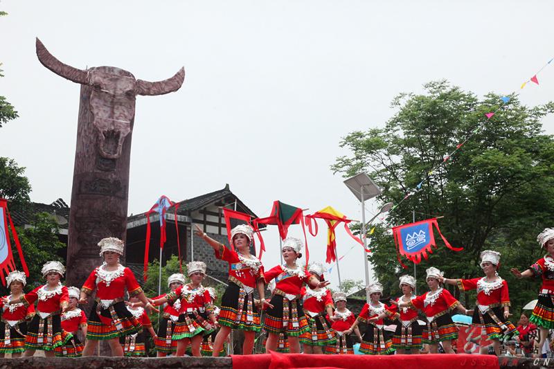 吉首苗乡欢度四月八 惊险上演踩火犁上刀山(