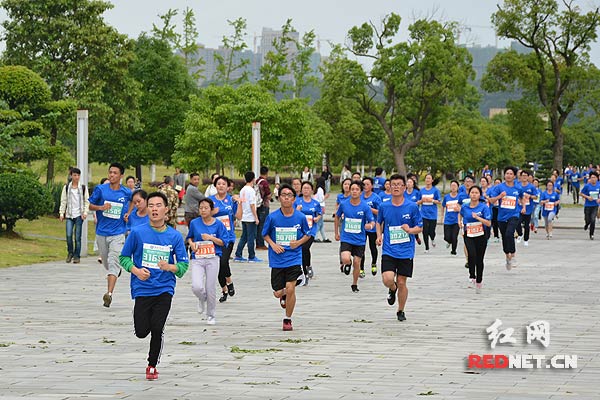 大学生们从互联网世界里走出来，感受运动的无限魅力。