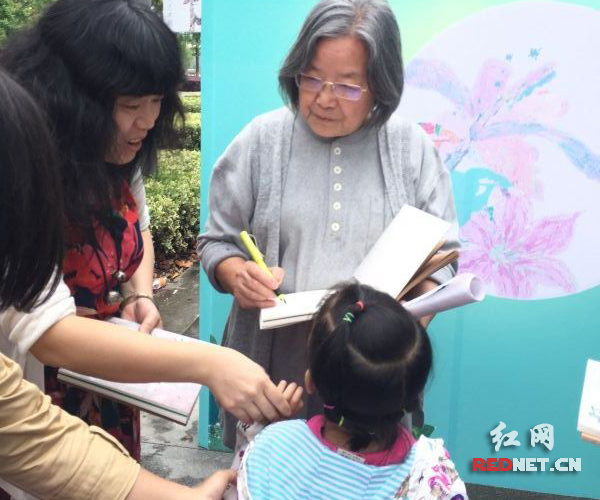 ，“啊，布籽的季节——蔡皋个人艺术作品展”在长沙月湖时当代艺术中心举行，著名绘本画家蔡皋成为了孩子们眼中的明星。