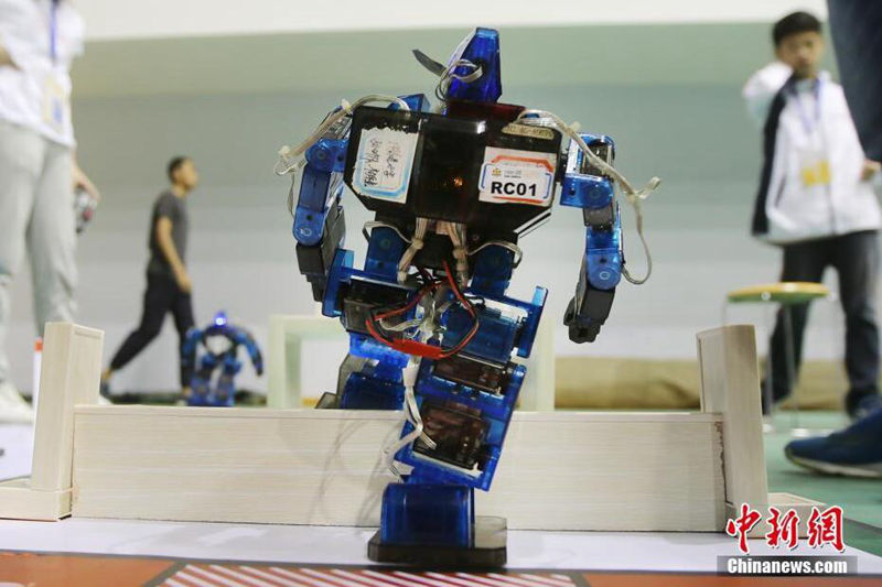 内地青少年科技竞赛“玩转”机器人