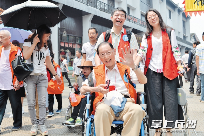 　　孤残儿童和老人们在爱心人士的陪同下畅游靖港古镇。长沙晚报记者 邹麟 摄