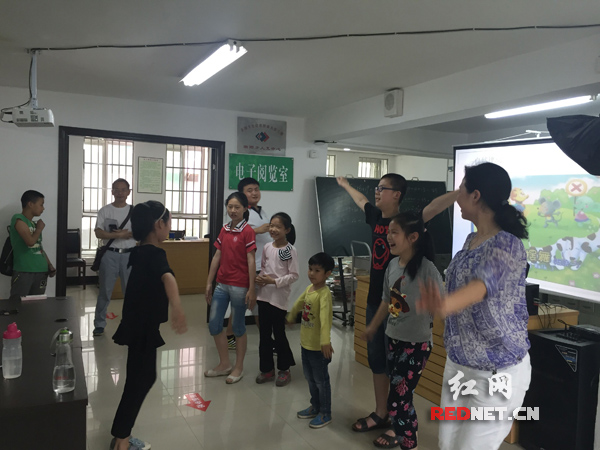 李霞老师与孩子们一起互动。