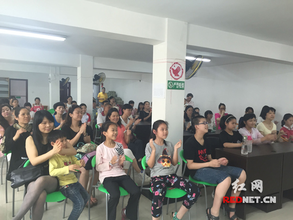 李霞老师的讲课受到学生与家长的喜爱。