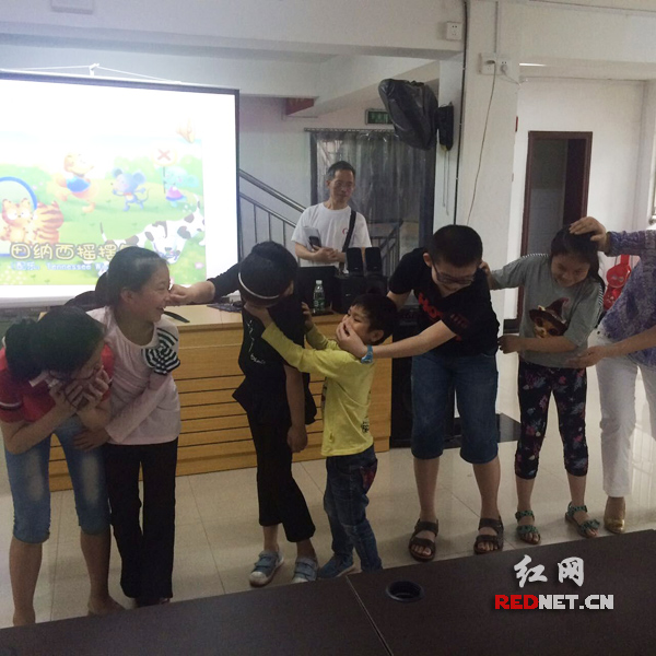 孩子们在李霞老师指导下体验合作。