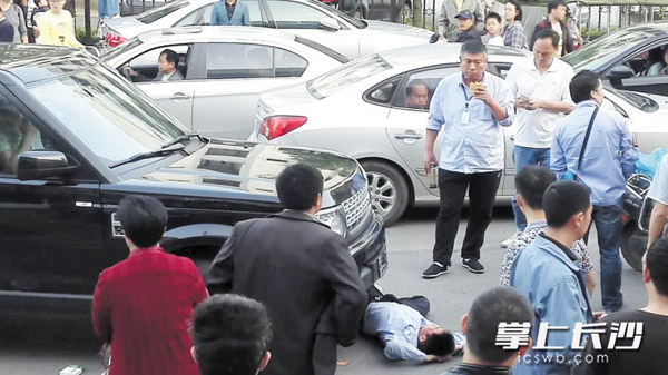 公交司机劝小车司机让道，被小车上的两名男子打倒在地，民警接警后迅速赶到现场处理。长沙晚报通讯员陈珏摄