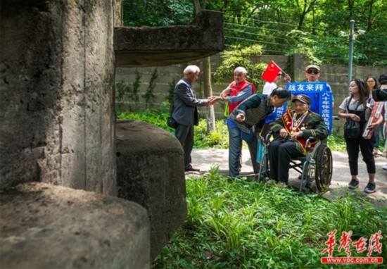 湖南百岁老兵重返南京 看营房旧址探昔日战场
