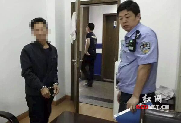 5月16日上午，岳麓区人民法院法警在安检时从一中年男子身上查获一支仿制手枪。