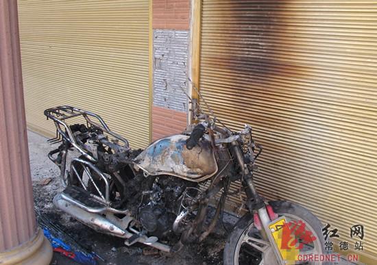 被烧毁的摩托车