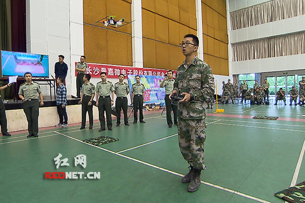 学员正在操作自制的无人机。