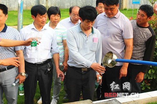 代表们在清水池品尝优质自来水。