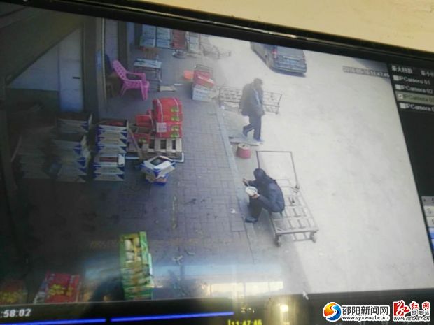案发时的视屏监控，马小红看到犯罪嫌疑人背着包从隔壁店里走出来。